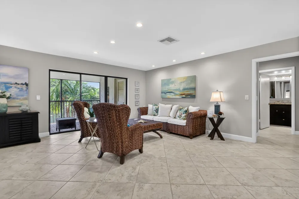 41 Stratford Ln W, Boynton Beach, FL 33436