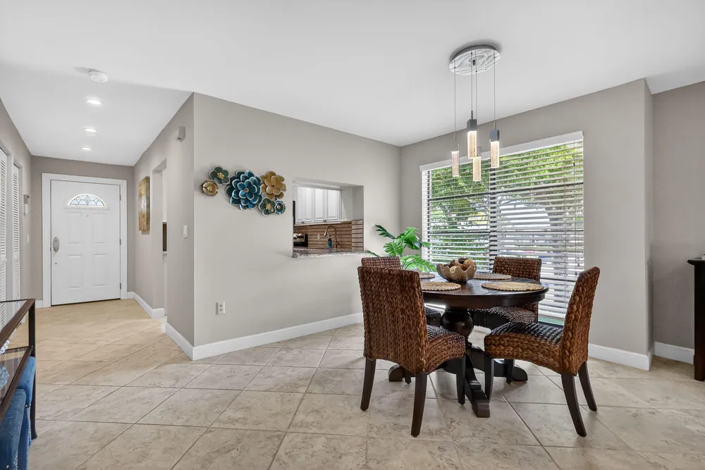 41 Stratford Ln W, Boynton Beach, FL 33436