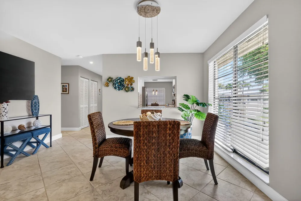 41 Stratford Ln W, Boynton Beach, FL 33436