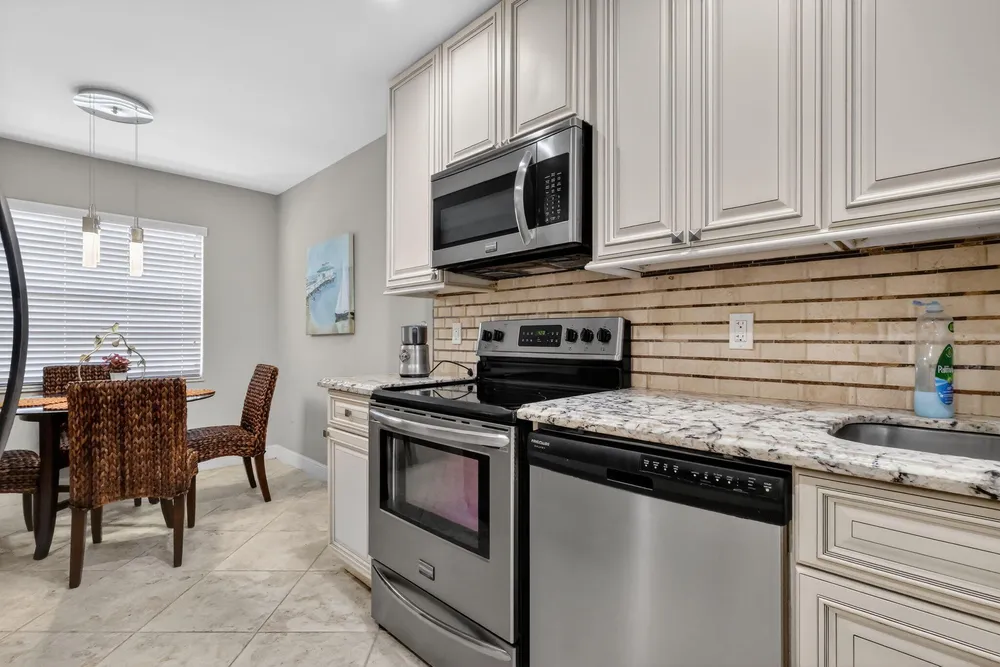 41 Stratford Ln W, Boynton Beach, FL 33436