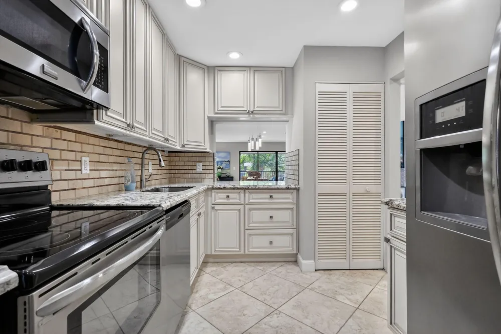 41 Stratford Ln W, Boynton Beach, FL 33436