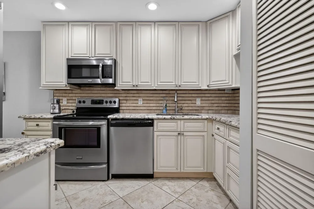 41 Stratford Ln W, Boynton Beach, FL 33436