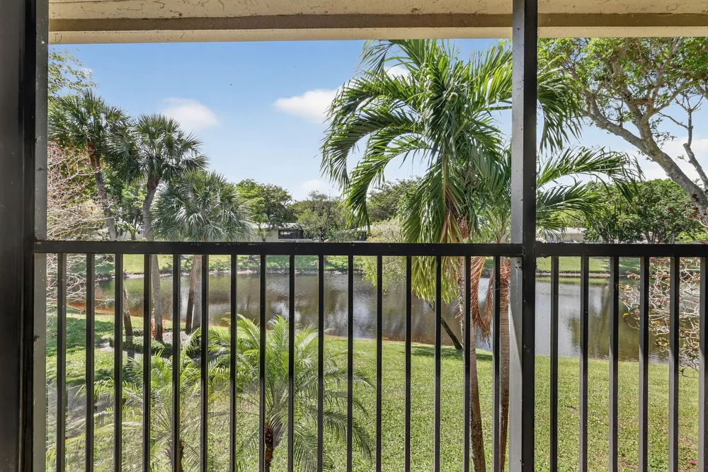 41 Stratford Ln W, Boynton Beach, FL 33436