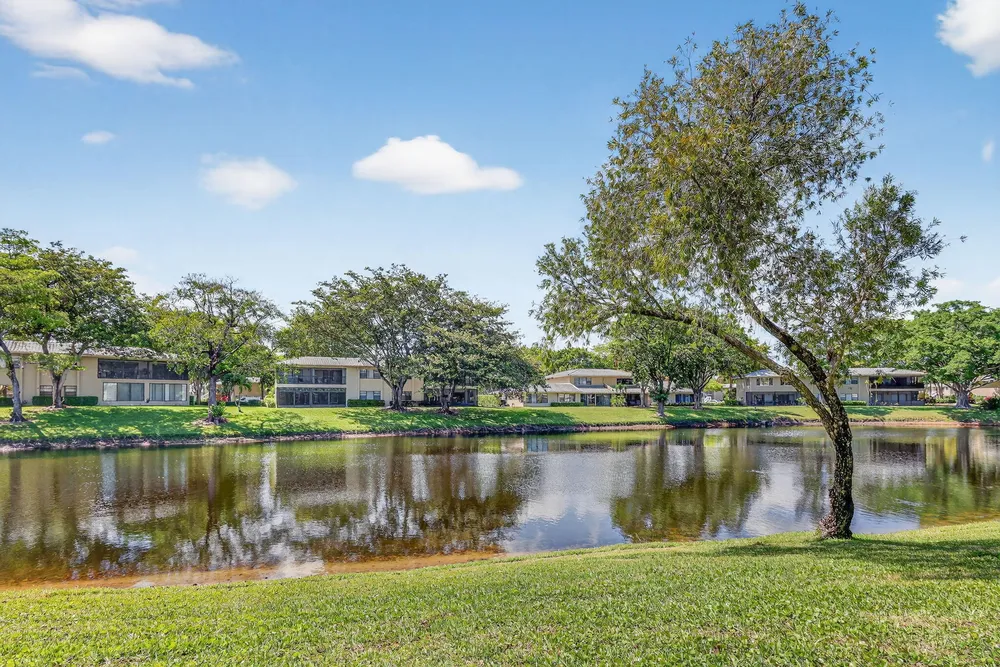 41 Stratford Ln W, Boynton Beach, FL 33436