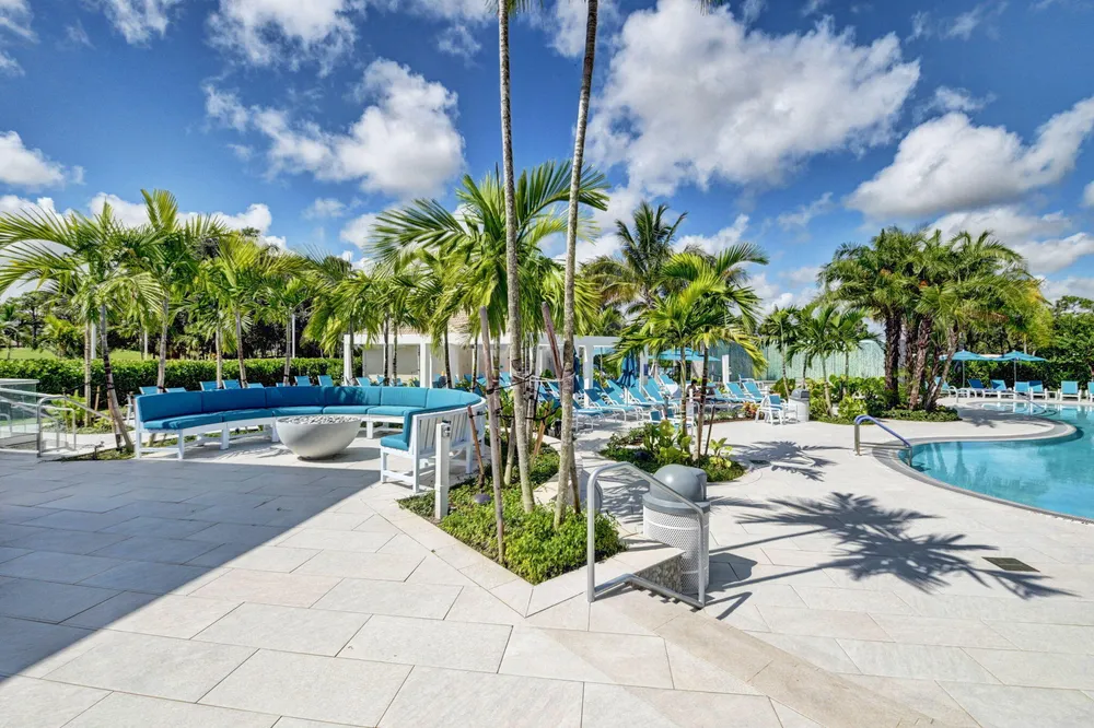 41 Stratford Ln W, Boynton Beach, FL 33436