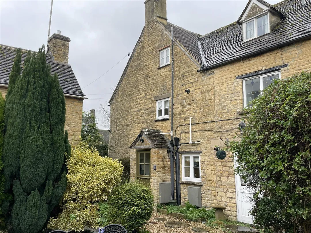https://mr0.homeflow-assets.co.uk/files/photo/image/47358/9503/_x_/nVARq9E5ikiu87igsMssKw.jpg