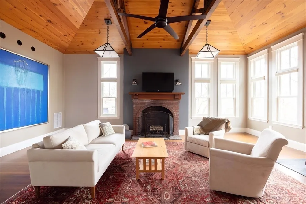 34 Pilgrim Rd, Newton, MA 02468