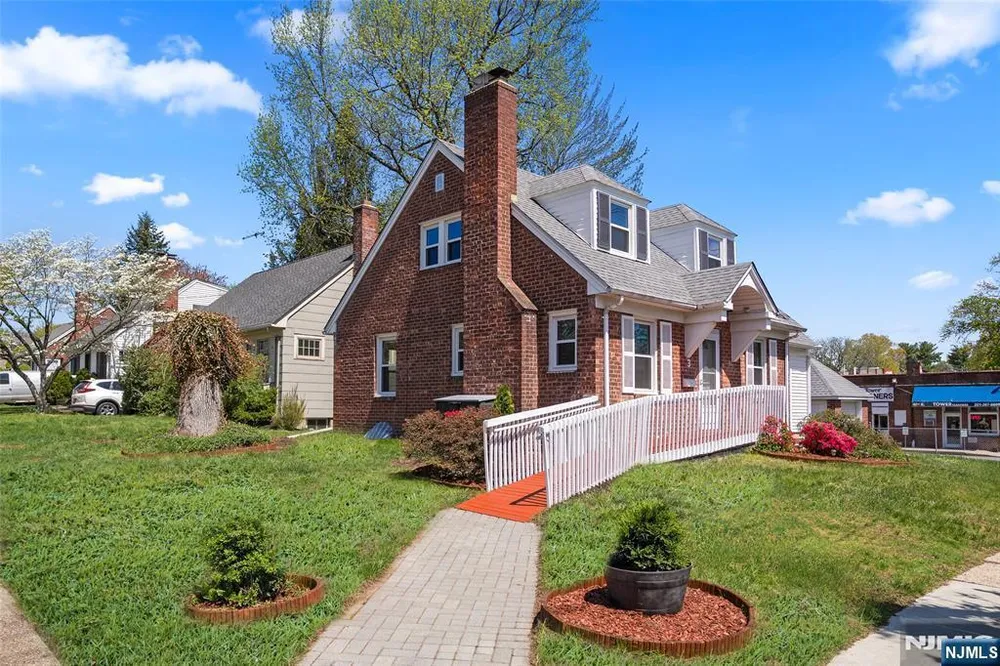 3 Wolcott Rd, Dumont, NJ 07628