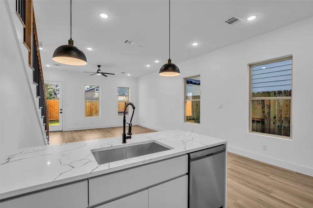 1504 Griffin St, Houston, TX 77009-1544