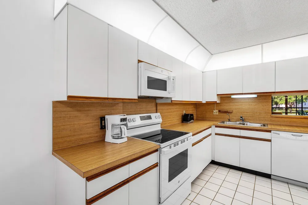10137 Mangrove Dr, Boynton Beach, FL 33437