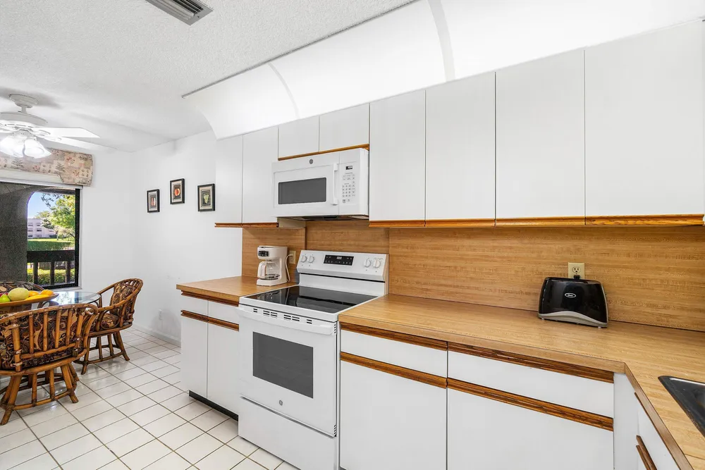 10137 Mangrove Dr, Boynton Beach, FL 33437