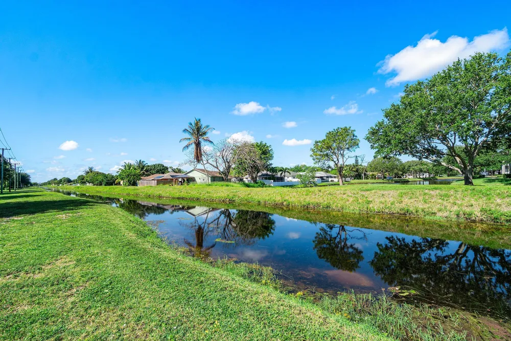 10137 Mangrove Dr, Boynton Beach, FL 33437