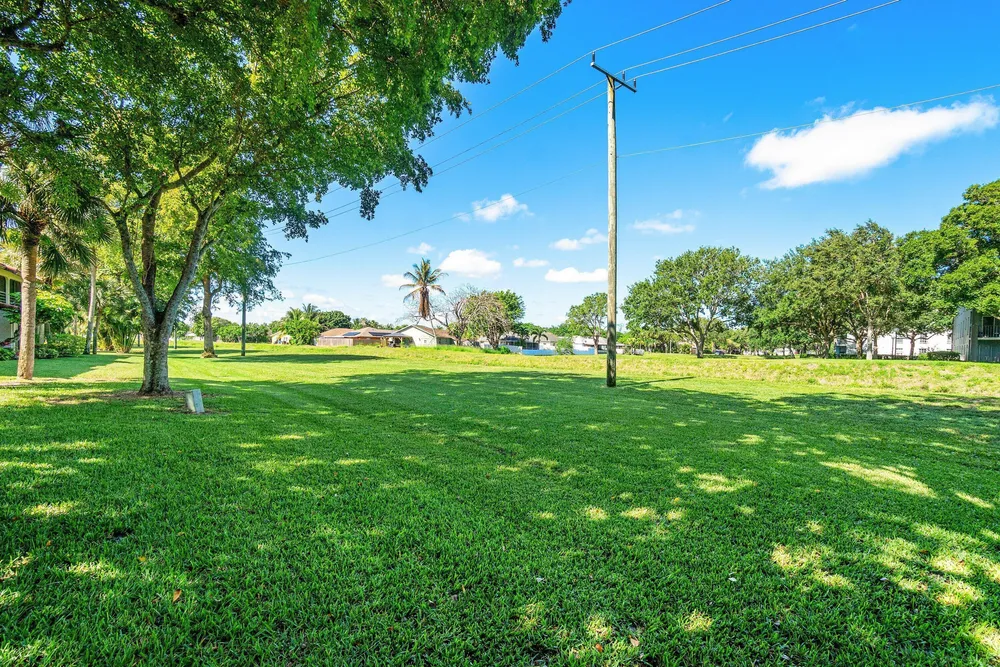 10137 Mangrove Dr, Boynton Beach, FL 33437