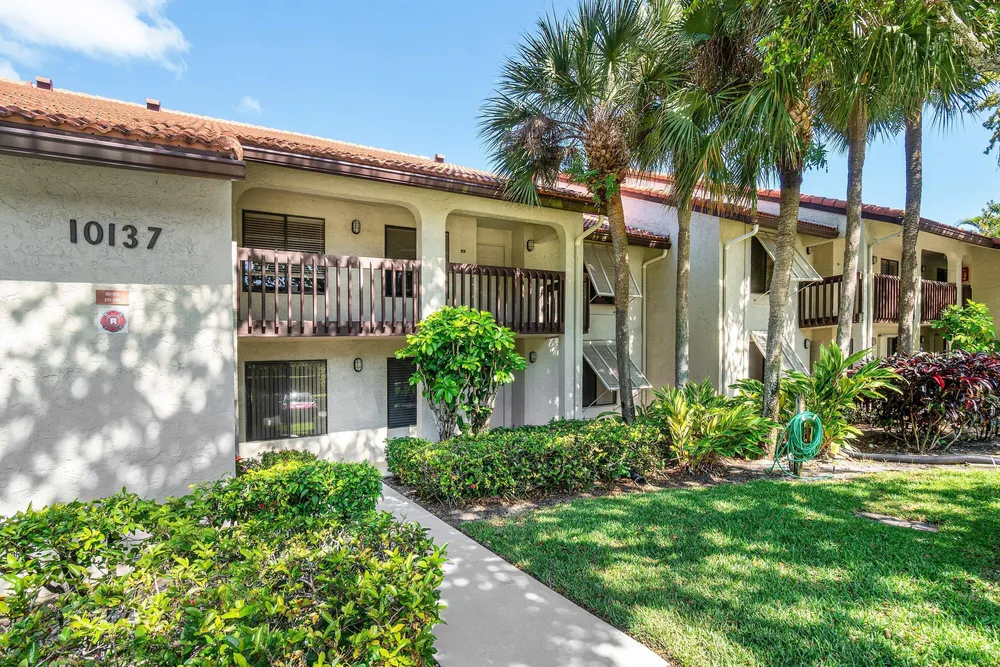 10137 Mangrove Dr, Boynton Beach, FL 33437