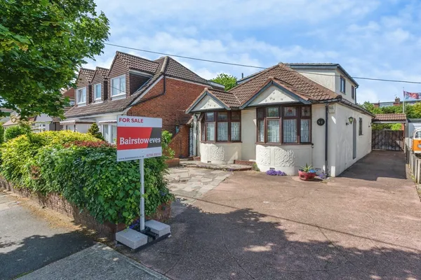 Lake Avenue, Rainham, RM13