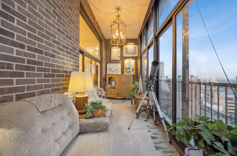 1235 Yale Pl, Minneapolis, MN 55403