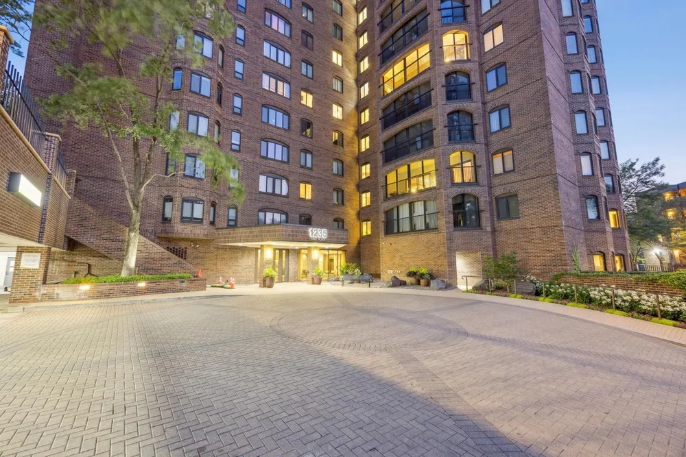 1235 Yale Pl, Minneapolis, MN 55403