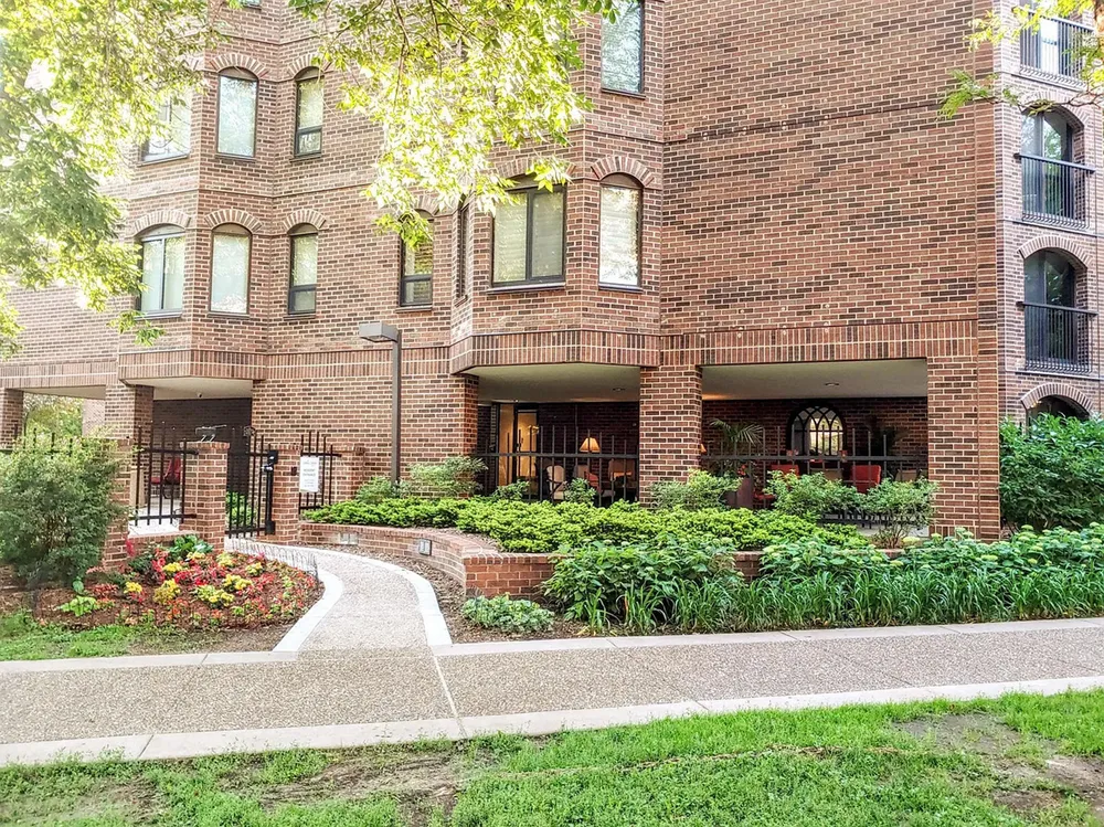1235 Yale Pl, Minneapolis, MN 55403