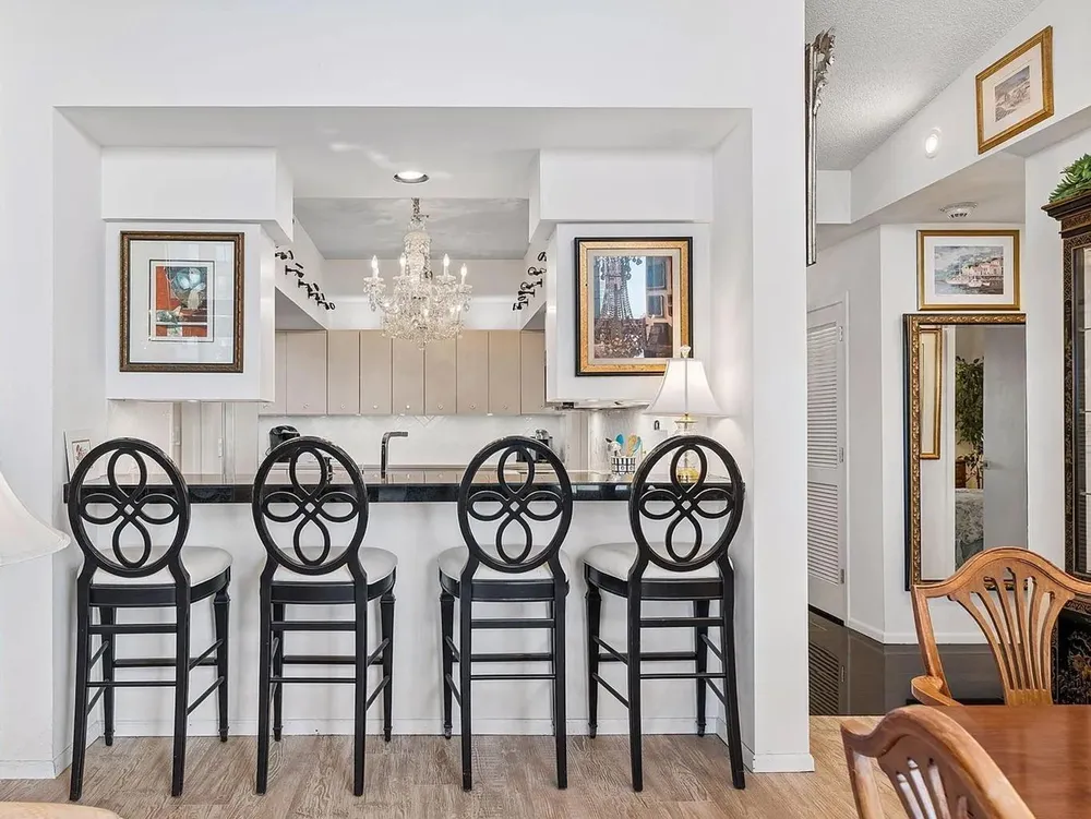 1235 Yale Pl, Minneapolis, MN 55403