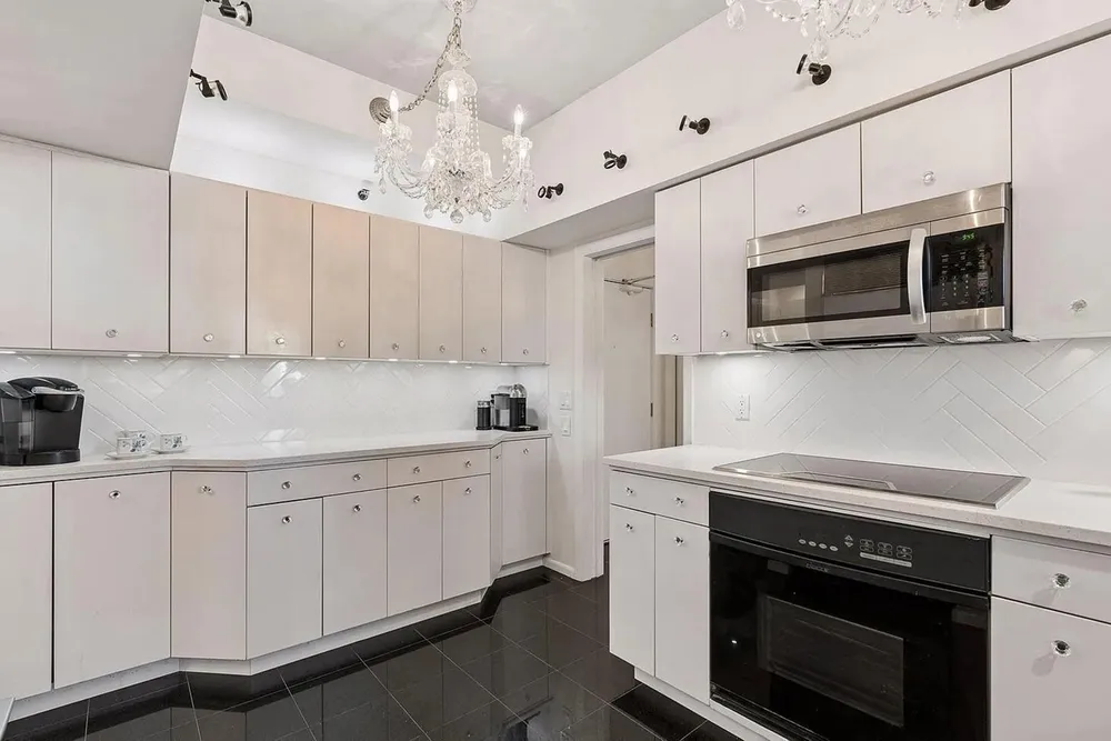 1235 Yale Pl, Minneapolis, MN 55403