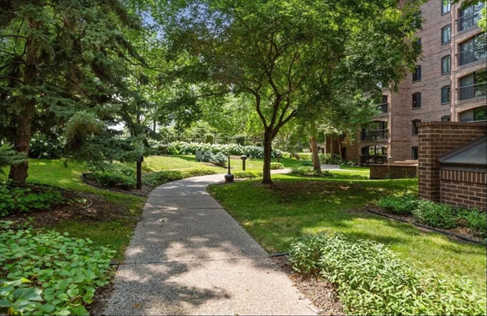 1235 Yale Pl, Minneapolis, MN 55403