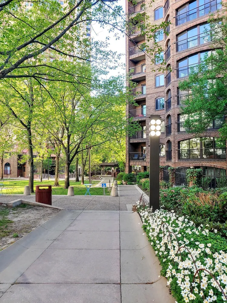 1235 Yale Pl, Minneapolis, MN 55403