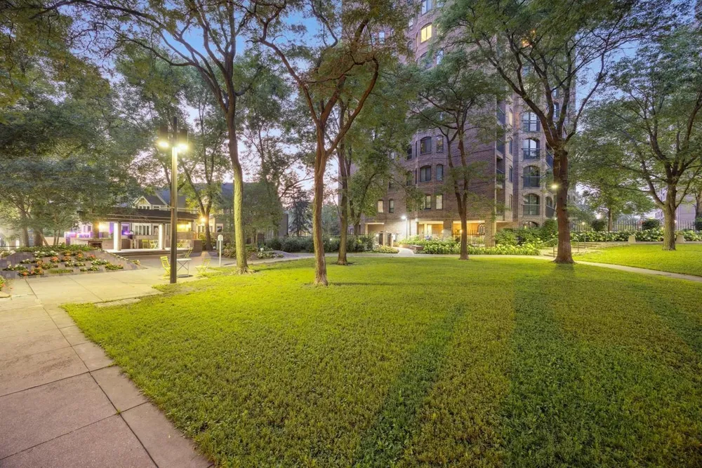 1235 Yale Pl, Minneapolis, MN 55403