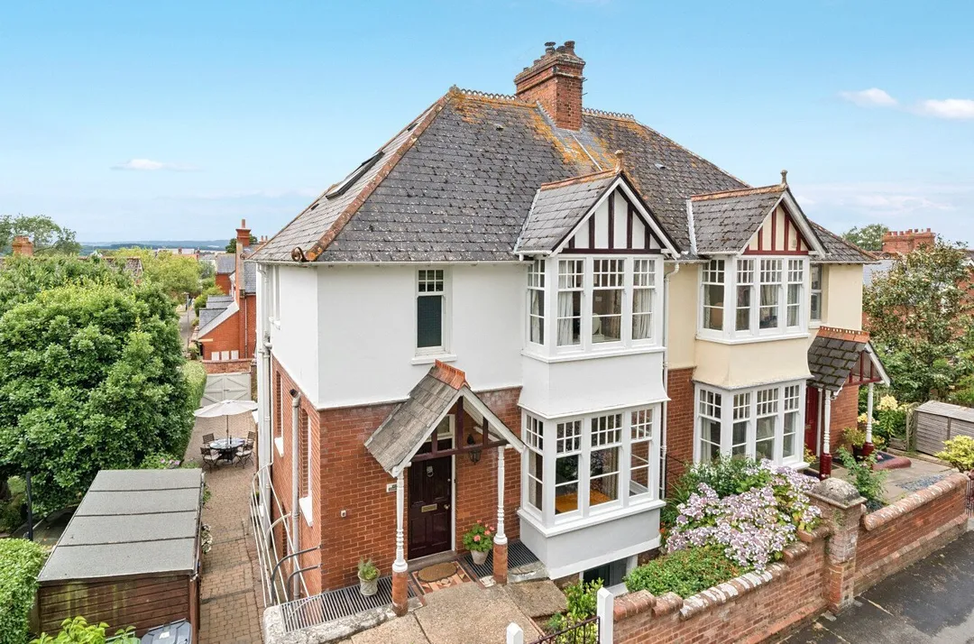 https://mr0.homeflow-assets.co.uk/files/photo/image/47366/4096/_x_/TOP250062_39.jpg