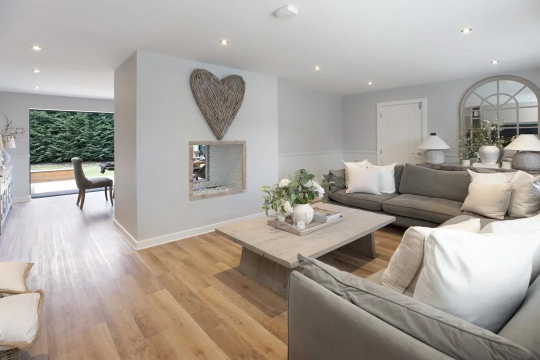 https://mr0.homeflow-assets.co.uk/files/photo/image/47367/8001/_x_/TOP230174_14.jpg