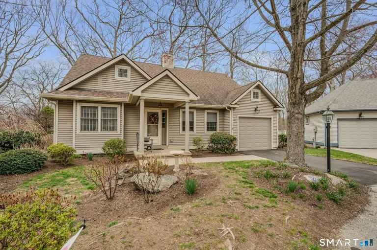 3 Bittersweet Ln, East Lyme, CT 06357