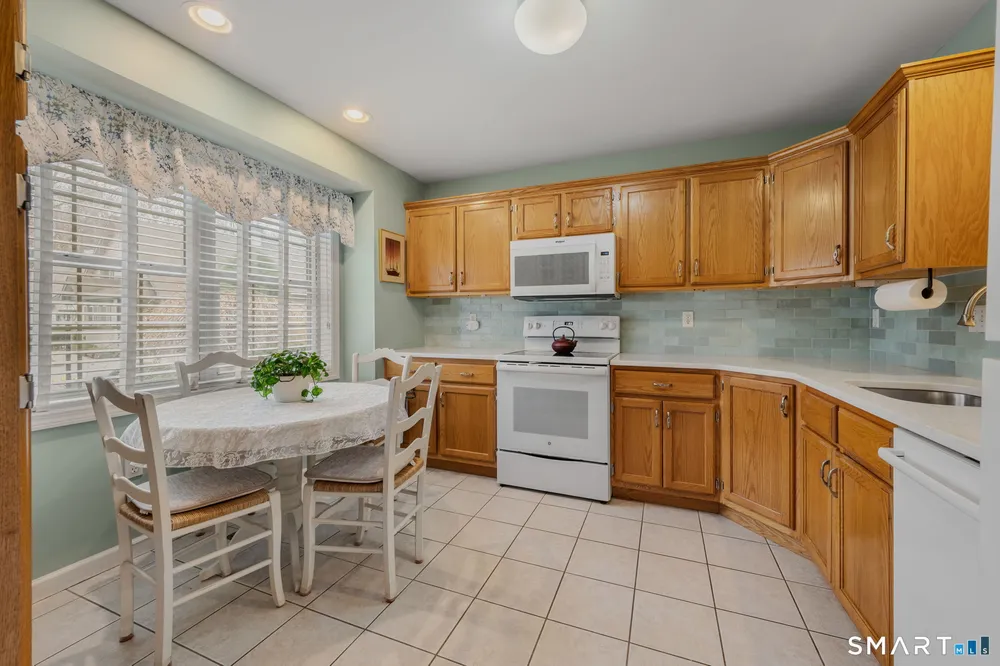 3 Bittersweet Ln, East Lyme, CT 06357