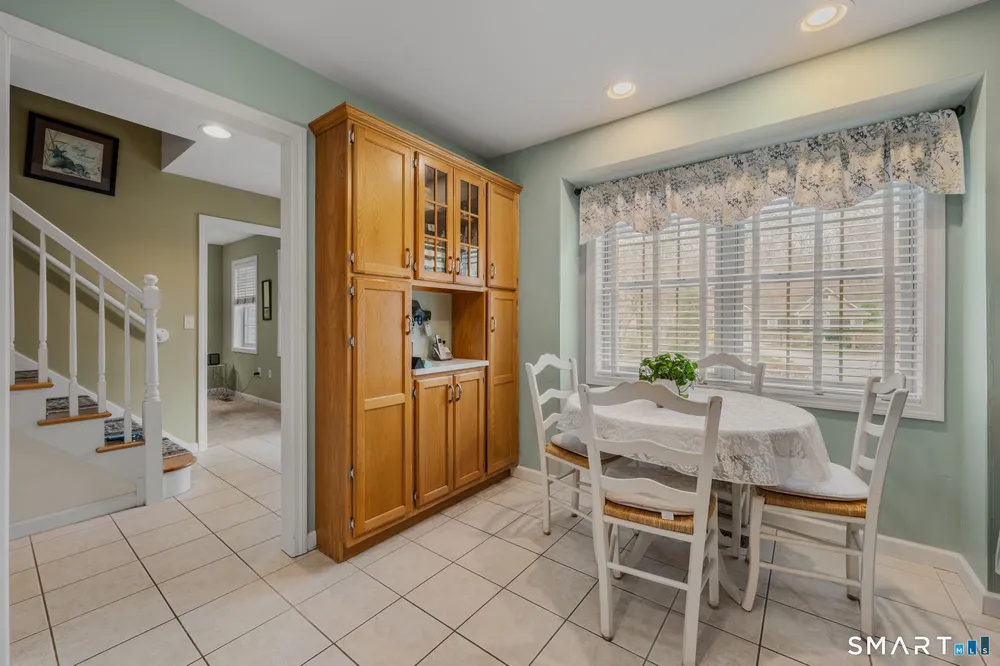 3 Bittersweet Ln, East Lyme, CT 06357