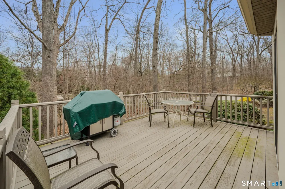 3 Bittersweet Ln, East Lyme, CT 06357