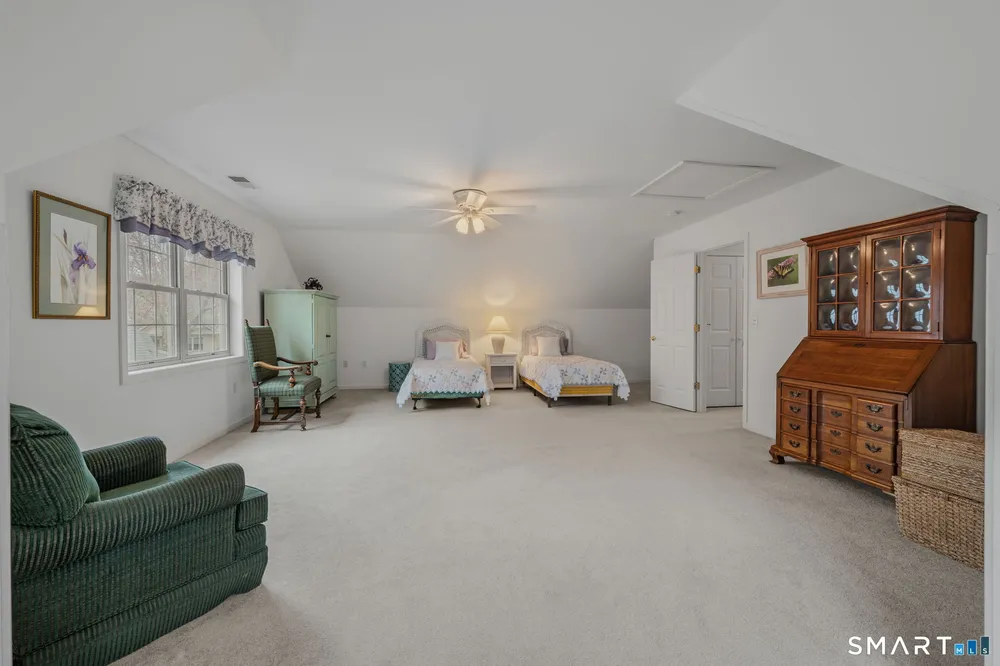 3 Bittersweet Ln, East Lyme, CT 06357