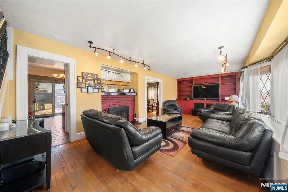 185 Larch Ave, Teaneck, NJ 07666