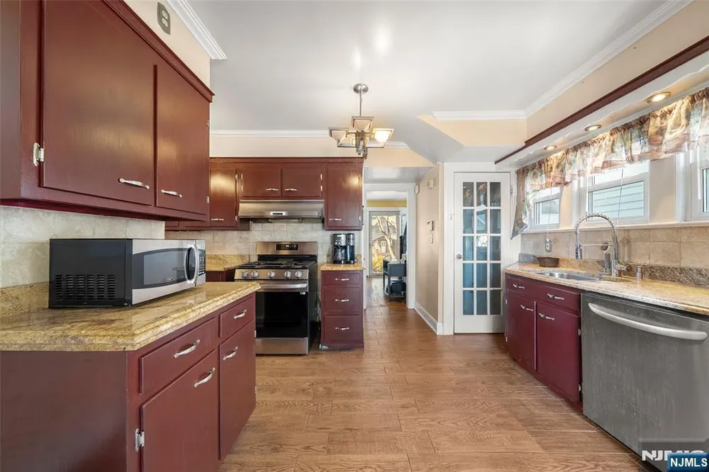 185 Larch Ave, Teaneck, NJ 07666