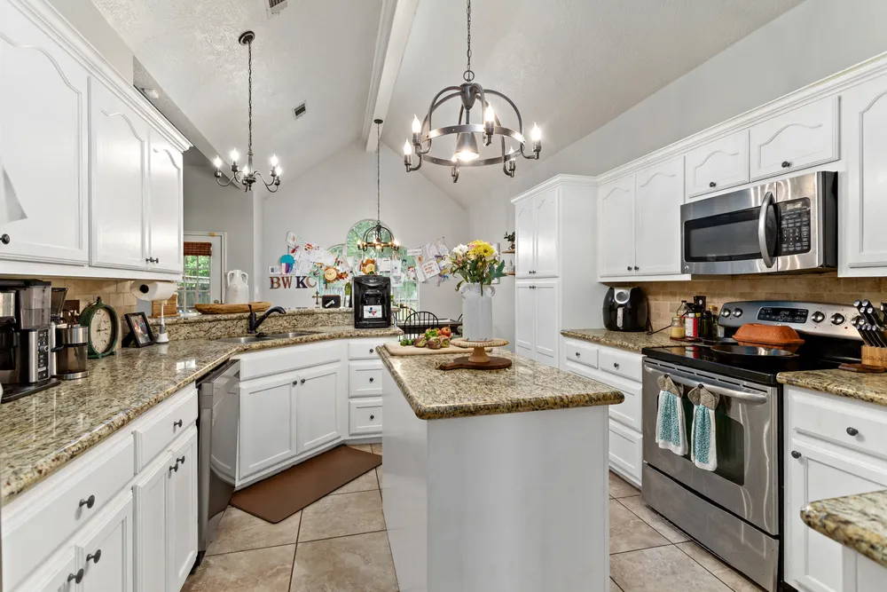 6335 Jenny Ln, Lumberton, TX 77657