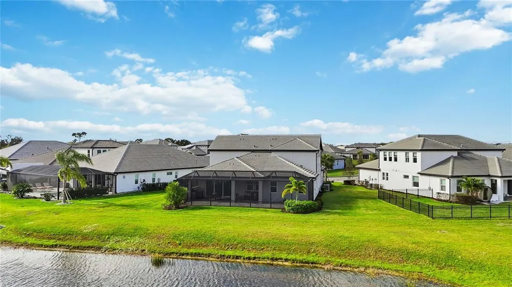 17109 Sweetwater Village Dr, Lakewood Ranch, FL 34211-5572