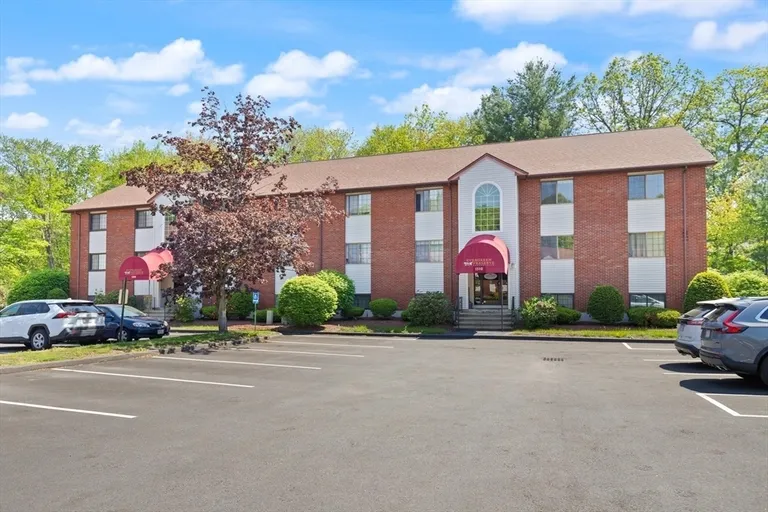1510 Skyline Dr, Lowell, MA 01854