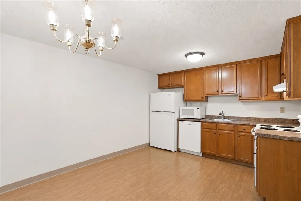 1510 Skyline Dr, Lowell, MA 01854