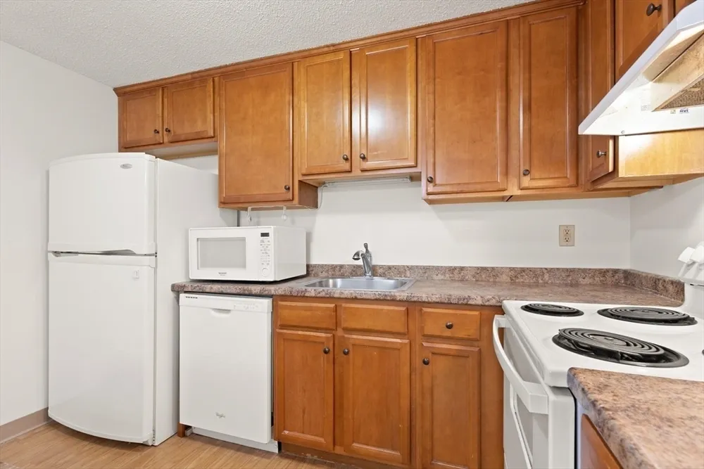 1510 Skyline Dr, Lowell, MA 01854
