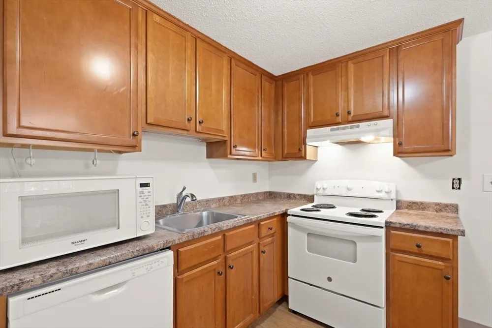1510 Skyline Dr, Lowell, MA 01854