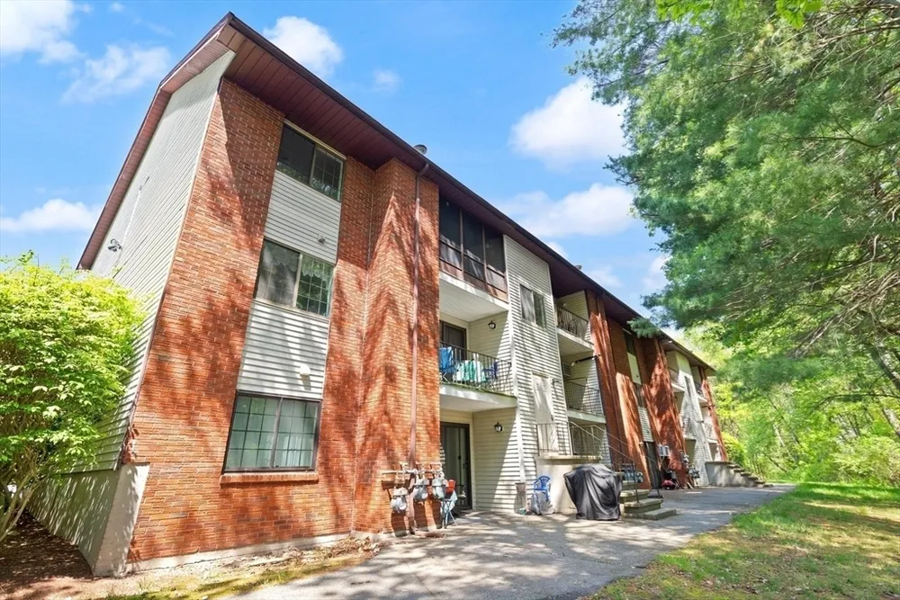 1510 Skyline Dr, Lowell, MA 01854