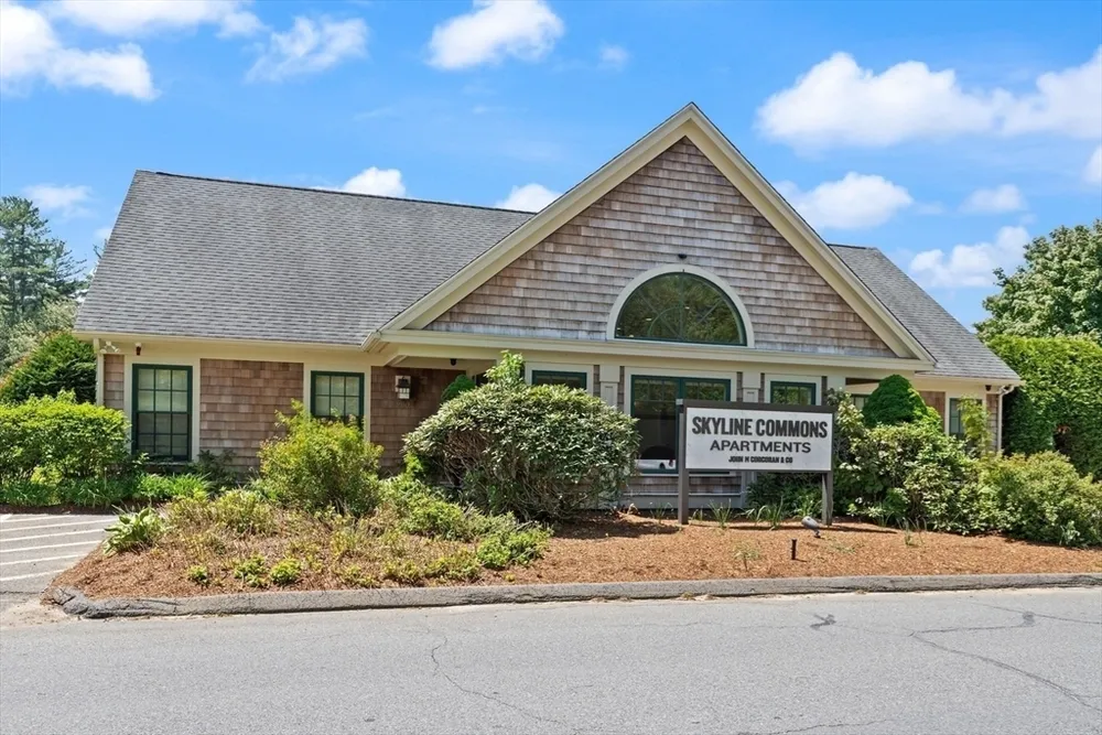 1510 Skyline Dr, Lowell, MA 01854