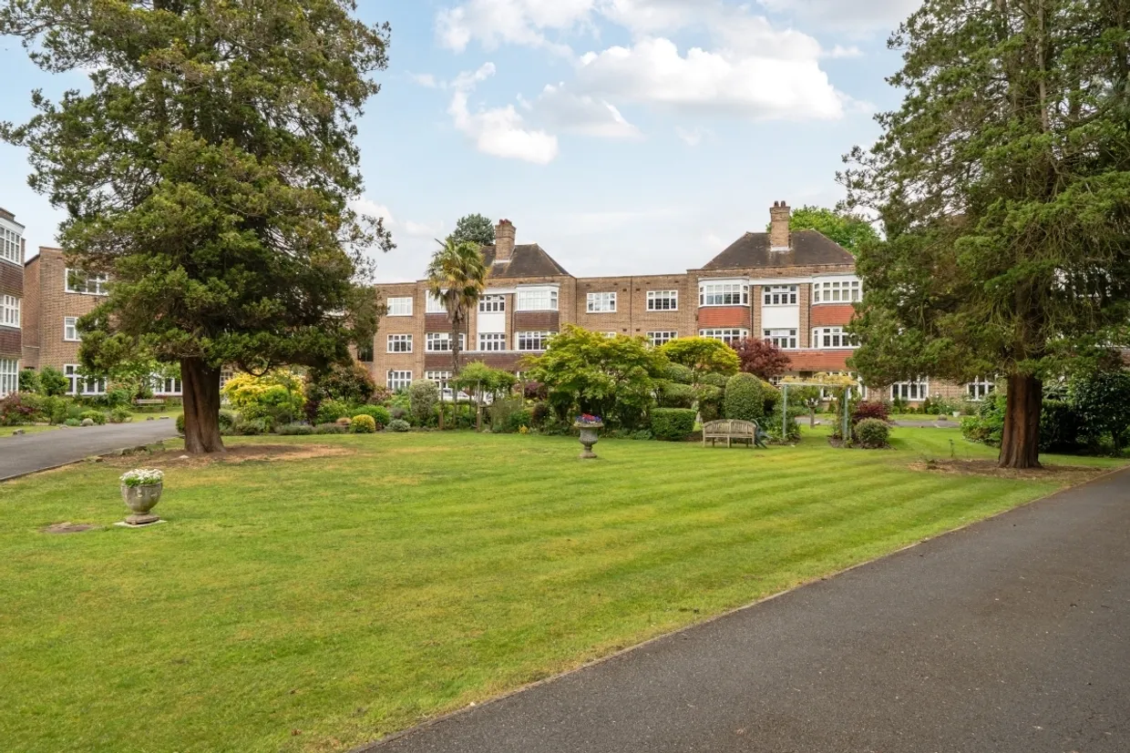 Imber Close, Esher KT10 photo 1