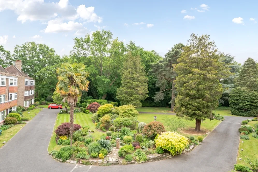 Imber Close, Esher KT10 photo 3