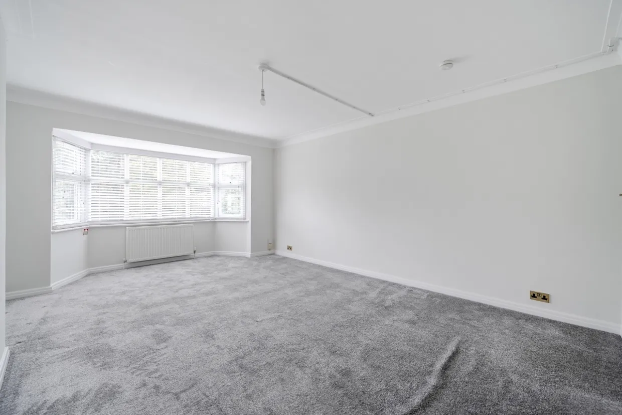 Imber Close, Esher KT10 photo 4