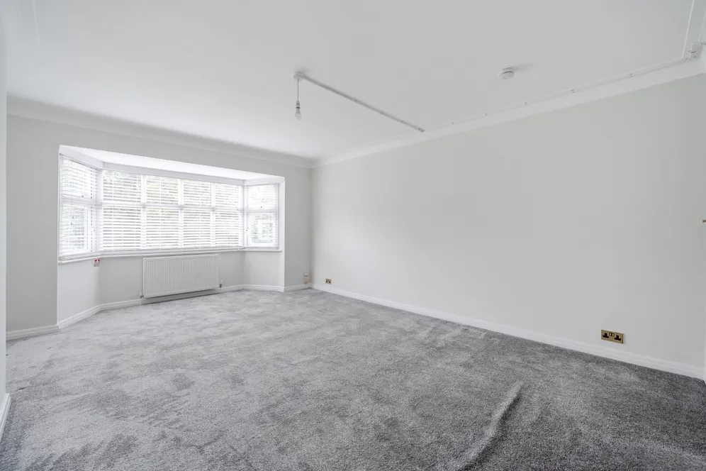 Imber Close, Esher KT10 photo 4
