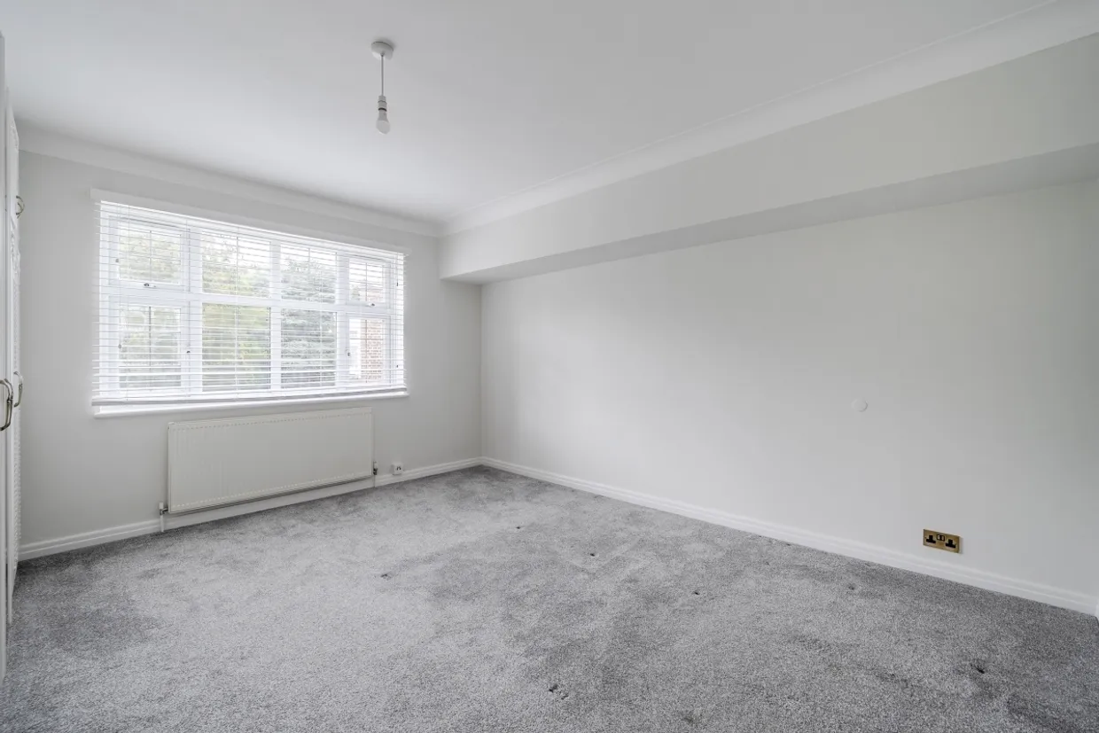 Imber Close, Esher KT10 photo 6