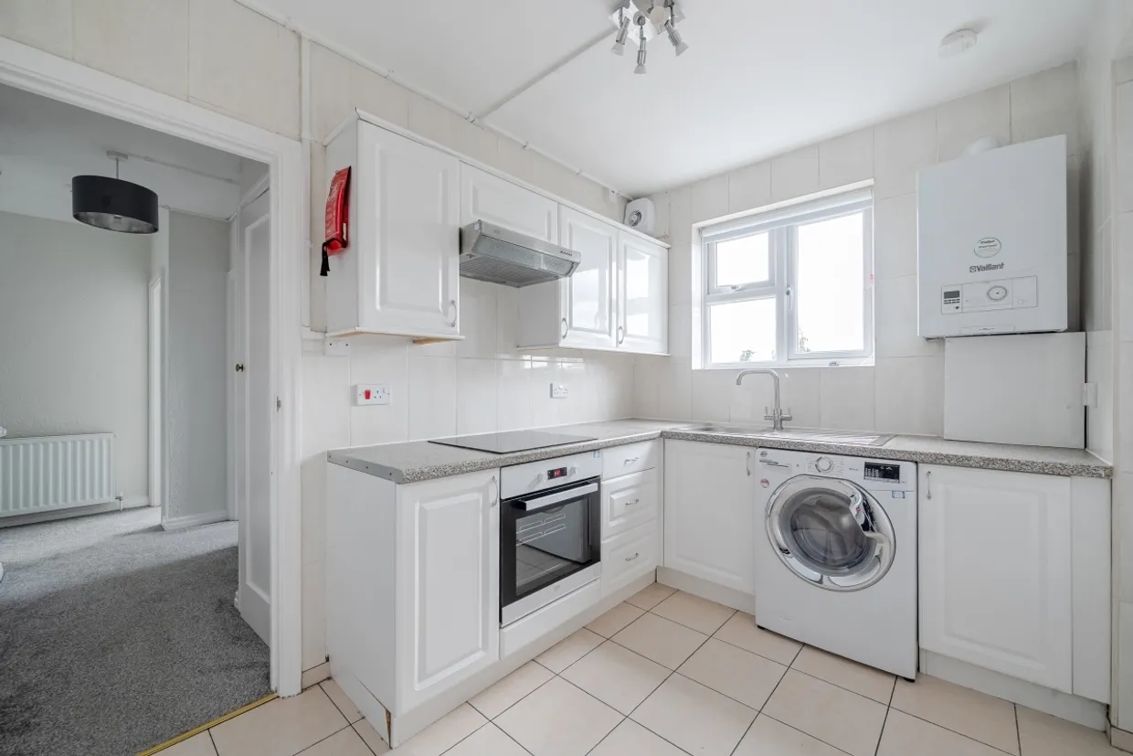 Imber Close, Esher KT10 photo 7